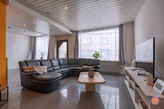 Vandaag nemen we je mee naar deze ruime woning in het hart van Oppuurs, een rustige en landelijke deelgemeente van Sint-Amands.Bij het betreden van...