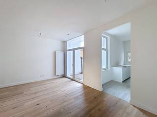 Lichtrijk en goed gelegen 1-slaapkamerappartement te huur in de Floraliënlaan 300 in het gegeerde Berchem.Dit appartement combineert een gunstige ligging nabij winkels, openbaar vervoer en belangrijke invalswegen met een gezellige woonomgeving. Indeling:- open leefruimte- open keuken- tuin - apart toilet- badkamer- slaapkamerExtra troeven:- volledig gerenoveerd- lage gemeenschappelijke kosten- kleinschalig gebouw- uitstekende mobiscore: 9,2/10Het EPC van voor de renovatie is een label D, het nieuwe EPC is in opmaak.De maandelijkse vaste kosten bedragen 15 euro per maand voor de kosten voor de gemene delen.Bent u geïnteresseerd in dit appartement te huur in Berchem? Aarzel dan niet om een bezoekaanvraag in te dienen op onze website, dit kan via de daar voorziene rode balk. Wenst u uw eigendom ook te huur of te koop te stellen? We helpen u graag verder. Steeds tot uw dienst om u verder te helpen met al uw vragen over vastgoed!