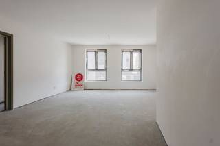 Het appartement beschikt over een bewoonbare oppervlakte van 87m² en een ruim, aangenaam terras van maar liefst 15m², ideaal om te genieten van rust en buitenruimte.<br /><br />De indeling is praktisch en doordacht:<br />- Een volledig uitgeruste keuken met toegang tot het terras (15m²)<br />- Lichtrijke leefruimte met grote raampartijen<br />- 2 volwaardige slaapkamers<br />- Een volledig uitgeruste badkamer<br />- Een praktische bergruimte<br />- Apart gastentoilet<br />- Mogelijkheid tot aankoop carport<br /><br />Dankzij de gunstige ligging heb je in het centrum van Bissegem alles binnen handbereik. Daarnaast bevindt Kortrijk zich op fietsafstand, terwijl ook de belangrijkste invalswegen vlot bereikbaar zijn. Dit maakt het appartement ideaal voor zowel eigen bewoning als investering.<br /><br />Aankoop mogelijk onder 6% BTW.<br /><br />Bent u op zoek naar een energiezuinig nieuwbouwappartement met terras? Dan is dit appartement in de residentie Greenscape zeker een bezoek waard.<br /><br />Neem contact op met één van onze makelaars Sarah (0493 25 46 80) of Michelle (0493 25 46 81).<br /><br />Deze AI-visualisaties zijn bedoeld als inspiratie. Er werd geen rekening gehouden met technische specificaties, stedenbouwkundige voorschriften of de concrete mogelijkheden tot realisatie.
