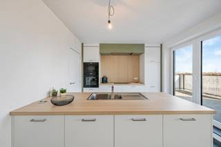 <br />Dit uniek dakappartement is gelegen nabij centrum, scholen, grootwarenhuizen, station en dichtbij E403.<br /><br />Dit appartement situeert zich op de derde verdieping en omvat : inkomhal, plaats voor 2 gastentoiletten, mooie ruimte voor open keuken, ruime woonkamer met schuiframen naar de terras, twee grote slaapkamers, badkamer met aansluitmogelijkheden voor een inloopdouche en dubbele wastafel alsook voorzieningen voor wasmachine en droogkast. Uniek in dit appartement is de toegang tot een ruime zolderruimte ideaal als extra ruimte of opbergruimte.<br /><br />Verder kenmerkt dit appartement zich door de erg hoge standaardafwerking. Denk hierbij aan een keramische parketvloer doorheen het volledige appartement, glazen binnendeuren tussen inkomhal en leefruimte, rijkelijk uitgeruste keukens, individueel ventilatiesysteem per appartement, hoogrendementsketel op gas, inloopdouche, dubbel lavabomeubel, terras...<br /><br />Verplicht om een autostaanplaats aan te kopen: €20.000 / €28.000 / €33.600 (dubbel). Er is ook een fietsenstalling voorzien en een berging voor het huisvuil.<br /><br />Bel ons vrijblijvend op voor een bezoek en info. Wij begeleiden u graag met de glimlach op zoek naar uw droomwoning &amp; commercieel pand. T. 051 62 40 40 