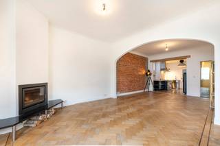 Indeling:Op zoek naar rust en comfort in hartje stad? Dit charmante appartement aan de achterkant van het gebouw op de Generaal Lemanstraat biedt...