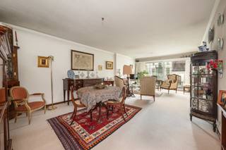 <strong>Prima onderhouden appartement op de eerste verdieping in het Merode-center. Epc-score: 103 kWh/m² (label B)<br /><br />Ligging: </strong>centrum van Turnhout nabij het station en de Zeshoek<br /><br /><strong>Indeling:</strong> inkomhal, woonkamer, keuken, berging, toilet, 3 slaapkamers, badkamer, terras, gemeenschappelijke fietsenberging, garage<br /><br /><strong>Omschrijving:</strong> verzorgd appartement op de eerste verdieping van het Merodecenter. Winkels en openbaar vervoer liggen allemaal op wandelafstand. Indeling: inkomhal met inbraakwerende voordeur, lichte woonkamer, gesloten keuken met kastwerk, toestellen en een kleine aansluitende berging. Vernieuwd zuidterras met twee automatische zonnetententen. Achteraan treffen we 3 slaapkamers en een badkamer met ligbad en aansluitingen voor wasmachine en droogkast. Gemeenschappelijke fietsenberging. Ondergrondse garage op verdieping -2 is verplicht bij aan te kopen aan € 25.000.<br /><br /><strong>Maandelijkse lasten:</strong> € 280 is inclusief brandverzekering, onderhoud lift, poetsen traphallen en eigen verbruik van gas en water. Zeer mooie epc-score: 103 kWh/m² (label B)<br /><br /><strong>Bijzondere informatieplicht:</strong> in aanvraag