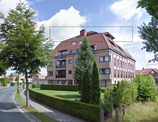 Voor meer info en bezoeken, gelieve steeds te bellen naar: 0485/321.842<br />Deze karakteristieke meergezinswoning bevindt zich in een rustige residentiële woonwijk en toch op minder dan een kilometer van het centrum van Maldegem waar alle voorzieningen te vinden zijn. De rustige ligging biedt eveneens en vlotte bereikbaarheid via de N44 en N49 en ligt op zo'n 14 km buiten Brugge. Het gebouw werd opgericht tussen 1989 en 1991 en heeft een warme en statige verschijningsvorm, mede dankzij de open bebouwing in een groen kader. De gemene delen zijn netjes onderhouden, er is een traphal met natuurstenen trap en een lift tot aan dit dakappartement. Het appartement is op vandaag verhuurd, in gebruik als een kantoorruimte en dus weinig onderhevig aan slijtage. Er is een mooie huuropbrengst voor iemand die graag nog enige tijd verder verhuurt, maar mits respecteren van de opzegtermijn, kan het appartement ook voor eigen gebruik dienen. De indeling is praktisch en ruim: er is een centrale gang met toegang naar de grote woonkamer met mooi terras: het zicht van hieruit is prachtig! Verder is er een apart toilet, een ruime keuken met berging, 3 slaapkamers, een grote badkamer met douche, bad, toilet, dubbele lavabo en bergplaats. Het appartement omvat de volledige dakverdieping, waardoor geen zij- of bovenburen aanwezig zijn. Er is eveneens een ondergrondse parkeerplaats aanwezig en inbegrepen in de afgesloten garage. EPC C - asbestveilig - blanco keuring elektriciteit
