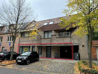 <p>Dit aangenaam en ruim gelijkvloers appartement beschikt over een inkomhal met vestiaire, een zeer grote woonkamer (+/- 60 m²) met een open ingerichte keuken die in verbinding staat met een gezellig terrasje, 2 slaapkamers, een badkamer met lavabo en douche en een bureau/berging die toegang biedt tot de gezellige tuin.</p>
<p>Het appartement beschikt verder nog over een berging en een garage.</p>
<p>Dubbele beglazing en centrale verwarming op aardgas zijn aanwezig. EPC 218. Asbestveilig.</p>
<p>Een ideaal appartement voor wie van ruimte en natuur houdt maar ook in het hartje van Sint-Niklaas wil wonen.</p>
<p>Centraal gelegen, op wandelafstand van winkels, scholen en openbaar vervoer. Goede verbinding met N16 en E17.</p>