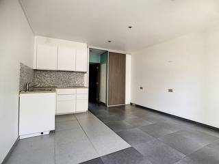 Dit vernieuwd appartement met terras is gelegen in de dorpskern van St-Joris-Weert en bestaat uit een inkom, een open living / keuken combinatie,...