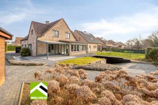 Aan het einde van een rustige, residentiële en doodlopende straat, vlak bij het centrum en station van Tongeren, bevindt zich deze instapklare villa. De woning werd in 2020 volledig gerenoveerd met kwaliteitsvolle materialen en combineert vandaag comfort, ruimte en een uitstekende ligging.<br /><br />Op het gelijkvloers kom je binnen via een verzorgde inkomhal met granieten trap, vestiaire en gastentoilet. De zeer ruime en lichtrijke woonkamer sluit aan op de veranda, waar de raampartijen volledig geopend kunnen worden.<br />De aparte, hyperingerichte keuken met kookeiland geeft rechtstreeks toegang tot het overdekte terras en de tuin. Verder zijn er een praktische wasplaats/berging en een volledig ingerichte bureau- of kantoorruimte met inbouwkasten, ook ideaal als vierde, gelijkvloerse slaapkamer.<br /><br />Op de eerste verdieping bevinden zich drie volwaardige slaapkamers met maatkasten, waarvan één met dressing, en een moderne badkamer met inloopdouche, wastafel en toilet. Tot slot is er een grote bergruimte of dressing in een volledig afgewerkte kamer.<br /><br />De woning is volledig onderkelderd (met inrit) en is uitzonderlijk netjes afgewerkt, ingericht met garage, hobby- en bergruimte.<br /><br />De woning beschikt over vier garages (twee inpandige en twee vrijstaande) met automatische poorten, waarvan de vrijstaande is uitgerust met een laadpunt voor elektrische wagens. De afgesloten inrit biedt bijkomende parkeermogelijkheden.<br />De tuin is west-georiënteerd en volledig omheind. <br />Bovendien zijn er 14 zonnepanelen aanwezig (energieklasse B).<br /><br />Troeven<br /> x Volledig gerenoveerd en instapklaar;<br /> x 3 slaapkamers + dressing + apart bureau;<br /> x 4 garages en meerdere staanplaatsen;<br /> x Volledig kelder.<br /> x Zonnepanelen en energiezuinig (B-label).<br /> x Rustige ligging nabij centrum en station.<br /><br />Lijkt deze woning wel iets voor jou? Plan dan snel een bezoek door te bellen naar 012 23 00 23 of stel je vragen aan roland@immo-leroi.be.