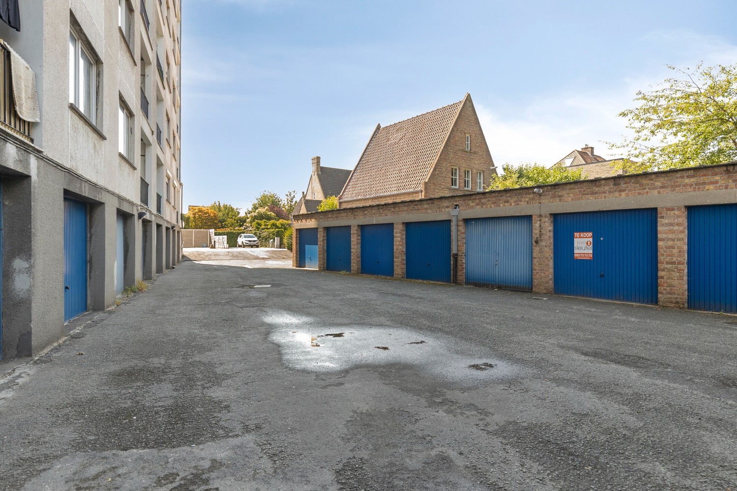 AFGESLOTEN GARAGEBOX VLAKBIJ HET STATION - foto 4