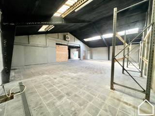 LOODS (180m²) TE HUUR OP INVALSWEGDeze geïsoleerde loods bevindt zich langs de Meenseweg en is ONMIDDELLIJK beschikbaar.Nutsvoorzieningen zijn...