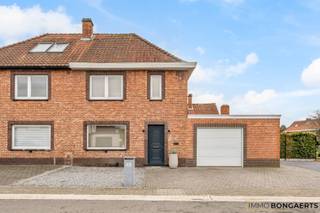 Op zoek naar een gezellige woning op een rustige locatie? Deze instapklare woning in As is gelegen in een doodlopende straat, ideaal voor wie houdt van rust en privacy, met alle nodige voorzieningen binnen handbereik.<br /><br />Dankzij de gunstige ligging bevinden scholen, winkels en de autosnelweg zich op korte afstand.<br /><br />De indeling is als volgt:<br />Op het gelijkvloers vinden we de inkomhal, leefruimte met eet- en zithoek, aparte leeshoek, keuken, toilet, badkamer en inpandige garage.<br />Op de bovenverdieping is er de overloop, 3 slaapkamers waarvan 1 gebruikt wordt als dressing en een aparte bureelruimte.<br /><br />De tuin met aangelegd terras is volledig omheind.<br /><br />PLUSPUNTEN<br />+ RUSTIGE LIGGING <br />+ EPC D GEEN RENOVATIEPLICHT<br />+ SPOUWMUURISOLATIE <br />+ ELEK CONFORM<br />+ PARKETVLOER OP BOVENVERDIEPING<br />+ INPANDIGE GARAGE<br /><br />Een ideale gezinswoning voor wie comfortabel wil wonen in As, met alle voorzieningen vlakbij!