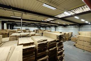 Bedrijfshal met een oppervlakte van 1192 te huur!<br /><br />De hal is gelegen op de volledig gerenoveerde Flam site, in de Fabrieksstraat te Sint-Truiden, in een afgesloten domein met voldoende parkeermogelijkheden.<br />Deze unit is toegankelijk via een grote sectionaal poort. De hal zelf heeft een vrije hoogte van ongeveer 6m20.<br /><br />De ligging biedt een vlotte verbinding met Tienen, Leuven, Tongeren, Borgloon, Luik en Hasselt.<br /><br />Interesse? Neem contact op met Aktimmo voor meer info of een bezoek ter plaatse.