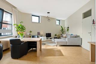 <p>Dit prachtige appartement geniet van een onwaarschijnlijke top ligging in Antwerpen op ’t gegeerde Zuid. The ‘place to be’ in het Antwerpse dankzij de nabijheid van tal van trendy hotspots waaronder de Scheldekaaien, het Museum van Hedendaagse Kunst én de gezelligste bars en restaurants. Hier leef je volledig op het ritme van de stad!</p>
<p>Via de inkomhal betreed je de uiterst zonnige leefruimte met een moderne, open keuken. Deze werd praktisch geïnstalleerd met een oven, dubbele spoelbak, kookvuur en uiteraard voldoende kastruimte. Verder beschikt het appartement over 2 slaapkamers en een nette badkamer met douche en lavabo in meubel. Het toilet is apart.</p>
<p><strong>Maandelijkse kosten:</strong> slechts € 25,00.</p>
<p><strong>Beschikbaar vanaf eind november 2026. </strong></p>
<p><br /><strong>Technische gegevens:</strong> Dak geïsoleerd in 2021, dubbele beglazing. <br /><strong>Bevindt zich niet in een risicozone voor overstromingen (P- en G-score D).</strong></p>