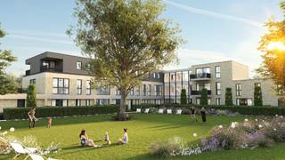 Welkom bij het Edward Poppe Woonpark, een uniek nieuwbouwproject in Sint-Laureins. Dit woonproject, gelegen op de terreinen van het voormalige Edward Poppe Instituut aan de Rommelsweg, biedt een harmonieuze combinatie van moderne architectuur en historische charme. Het project is ontworpen met oog voor detail en duurzaamheid.
Het Edward Poppe Instituut, gebouwd in 1962, diende jarenlang als een vertrouwde brug tussen de basisschool in Sint-Laureins en de grotere secundaire scholen in Eeklo, Maldegem en Gent. Het gebouw, bekend om zijn modernistische stijl en familiaire sfeer, is een herkenningspunt in de regio en biedt een prachtige basis voor dit nieuwe woonproject.
Het Edward Poppe Woonpark streeft naar een energie-neutraal karakter. Geen gebruik van fossiele brandstoffen, maar wel van warmtepompen en zonnepanelen, duurzame materialen en hergebruik en renovatie van bestaande structuren. De circulatie van auto's is slim ontworpen aan de buitengrenzen van het perceel, waardoor de kern van het project een groene oase blijft.
De indeling is als volgt: een grote inkomhal met gastentoilet, een lichtrijke leefruimte met een prachtig uitzicht op de privatieve tuin met terras en de gemeenschappelijke tuin, een open keuken voorzien van alle hedendaagse comfort met voldoende opbergruimte, 2 slaapkamers, een badkamer, een grote berging/wasplaats, een privatieve fietsenberging/berging en een privatieve autostaanplaats.
Alle leefruimtes kijken uit op een centraal groen park, dat dienst doet als ontmoetingsplaats voor jong en oud. Het park, met zijn glooiende reliëf, draagt bij aan een natuurlijke speelomgeving en fungeert tevens als wadi.
Het appartement is volledig geschilderd en instap klaar.
Wonen in Sint-Laureins biedt tal van voordelen. De gemeente staat bekend om haar uitstekende leefkwaliteit, met een sterke focus op natuur, rust en veiligheid. Daarnaast zijn er uitgebreide voorzieningen voor sport, cultuur en recreatie. De nabijheid van stedelijke centra zoals Eeklo, Maldegem en Gent zorgt ervoor dat stedelijke voorzieningen altijd binnen handbereik zijn.
Ontdek de perfecte balans tussen historisch erfgoed en modern wooncomfort in het Edward Poppe Woonpark. Wenst u een bezoek aan het gelijkvloers appartement? Maak uw afspraak via www.vastgoedunicum.be of mail naar verhuur@vastgoedunicum.be.
