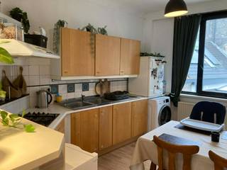 Centraal gelegen duplexappartement op 2deV, bestaande uit : Woonkamer met plankenvloer, ingerichte keuken en ingerichte badkamer. 3deV : Hall en 2 slaapkamers. Beschikbaar vanaf 01-03-2026. Géén huisdieren bij voorkeur. 3 maanden huurwaarborg. Géén gemeenschappelijke kosten : Onderhoud traphall in overleg met buren. Zéér gunstig gelegen nabij alle winkels, scholen &amp; openbaar vervoer (bus en trein). Duplexappartement in klein gebouw (zonder lift). Mogelijkheid tot plaatsing fiets in hall op gelijkvloers. 