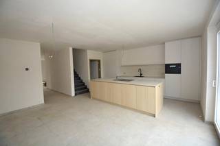 Uitzonderlijk ruime nieuwbouwwoningen (BEN = Bijna Energie Neutraal), gelegen op een rustige locatie aan de Bruggestraat te Zandhoven. Dit kleinschalig project omvat 6 halfopen bebouwingen en 1 open bebouwing, telkens met 3 of 4 volwaardige slaapkamers, ruime tuin en parking. Elke woning beschikt over een inkomhal met ruimte voor vestiaire en afzonderlijk toilet met handenwasser; zitruimte; volledig ingerichte leefkeuken met eetplaats en handige bijkeuken.  Directe toegang via het schuifraam tot tuin. Op de verdieping zijn er telkens 3 of 4 volwaardige slaapkamers; apart toilet; bureauruimte; en riante badkamer. Voorts beschikken de woningen over een garage of carport. Hedendaagse architectuur en zeer energiezuinige woning voorzien van alle modern comfort met o.a. vloerverwarming door middel van warmtepomp, zonnepanelen, regenwaterrecuperatie, maximum E-peil 30,... Verkoop onder BTW-stelsel (registratierechten op het grondaandeel). Werken in een eindfase en beschikbaar bij akte. Kijk op www.immopatio.be voor meer informatie of bezoek onze modelwoning!