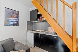 Indeling:Deze knusse stadswoning omvat op het gelijkvloers een leefruimte met open keuken. Het 1e verdiep beschikt over een badkamer met lavabo,...