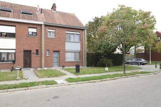 Ben je op zoek naar een woning met potentieel en een aangename tuin? Dan is deze charmante woning precies wat je zoekt!<br />We betreden de woning via de inkomhal met gastentoilet, die toegang biedt tot de gezellige leefruimte met sierhaard en aansluitend de keuken.<br />Achteraan bevindt zich de <strong>veranda</strong>, met zicht op de tuin.<br /><br />De woning beschikt verder over <strong>drie slaapkamers</strong> en een badkamer met alle basiscomfort.<br />De zolderverdieping is bereikbaar via een uittrektrap, maar biedt de mogelijkheid om – mits het plaatsen van een vaste trap – nog extra slaapkamers of hobbyruimte te creëren.<br /><br />De kelder zorgt voor extra opbergruimte, terwijl je buiten beschikt over een aangename tuin met tuinhuis.<br />Daarnaast is er een<strong> garage (3 m x 8 m) met automatische poort</strong>, en is er ruimte voor fietsen of bijkomende opslag.<br /><br />Troeven:
<ul>
<li>Ruime garage met automatische poort</li>
<li>Zonnige tuin met tuinhuis</li>
<li>Zolder met uitbreidingsmogelijkheden</li>
<li>Kelder aanwezig</li>
<li>Rustige, goed bereikbare ligging</li>
</ul>
Een ideale woning voor wie op zoek is naar een solide basis om naar eigen smaak te moderniseren.<br />Contacteer ons vandaag nog voor een bezoek! 03/775.78.79<br />Ben je ook van plan jouw eigendom te verkopen? Maak een afspraak voor een gratis schatting, wij maken er samen een succesverhaal van.