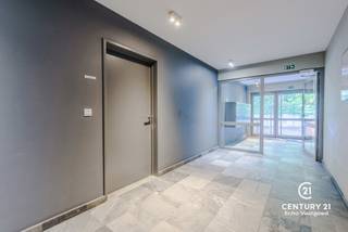 <p>Stijlvol gelijkvloers appartement met terras in Kasterlee</p>
<p>Dit instapklare appartement combineert <strong>rust, comfort en een toplocatie</strong>. U woont hier aan het prachtige bos <em>Kabouterberg</em>, op wandelafstand van het levendige centrum met gezellige terrasjes, winkels en restaurants.</p>
<p><strong>Indeling</strong> <br />De lichtrijke woonkamer biedt directe toegang tot een royaal terras met rustgevend groen uitzicht. Aansluitend vindt u de open, volledig uitgeruste keuken. Verder is er een ruime slaapkamer aanwezig en een moderne badkamer met douche, dubbel wasmeubel en praktische opbergkasten.</p>
<p>Uw woonplezier wordt vervolledigd door een inpandige parkeerplaats (gezamenlijke meerprijs € 29.500), bereikbaar via trap of lift. In de ondergrondse garage vindt u bovendien een ruime gemeenschappelijke fietsenstalling.</p>
<p><strong>Unieke extra’s</strong></p>
<ul>
<li>
<p>Een sfeervolle gemeenschappelijke ruimte met keuken en sanitair, gratis te gebruiken door bewoners voor vergaderingen of feestjes.</p>
</li>
<li>
<p>Voor het ultieme wellnessgevoel: de mogelijkheid om een aandeel te verwerven in het binnenzwembad met wellnessfaciliteiten.</p>
</li>
</ul>
<p><strong>Troeven</strong></p>
<ul>
<li>
<p>Gelijkvloers appartement met terras en groen uitzicht</p>
</li>
<li>
<p>Unieke ligging aan <em>Kabouterberg</em></p>
</li>
<li>
<p>Op wandelafstand van centrum Kasterlee</p>
</li>
<li>
<p>Ruime woonkamer, slaapkamer en badkamer</p>
</li>
<li>
<p>Ondergrondse parkeerplaats en fietsenstalling</p>
</li>
</ul>
<p>Een ideaal appartement voor wie houdt van rust, natuur en comfort, zonder in te boeten op bereikbaarheid.</p>