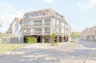 Dit veelzijdige bedrijfspand op de hoek van de Burgemeester Vercruysselaan biedt met 120 m² de ideale basis voor een winkel, kantoor, praktijk of showroom.<br /><br />Door de hoekligging en de glaspartijen beschikt het pand over uitstekende visibiliteit. De grote ramen garanderen een natuurlijke lichtinval.<br /><br />Het pand bevindt zich op een logistiek gunstige locatie nabij de Leie en op wandelafstand van het centrum (Grote Markt). <br /><br />Privatieve standplaats voor de garage, sectionaalpoort, inzetbaar als berging of parkeerruimte.<br /><br />Bent u op zoek naar bedrijfsvastgoed te koop in Kortrijk? Aarzel dan zeker niet om ons te contacteren op het nummer 056 21 11 11!<br /><br />Dit pand kan onderhevig zijn aan de renovatieverplichting die door de Vlaamse overheid wordt opgelegd voor niet-residentiële gebouwen. Consulteer voor meer informatie de website van het Vlaams Energie- en Klimaatagentschap via https://www.vlaanderen.be/bouwen-wonen-en-energie/niet-residentiele-gebouwen/verplichtingen-voor-niet-residentiele-gebouwen<br /><br />Bestuursmaatregelen in het maatregelenregister: nee