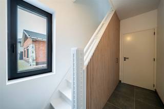 Prachtig gerenoveerde woning op een perceel van 14 are 45 te huur in een zeer rustige straat in Begijnendijk!Je komt de woning binnen in de ruime...