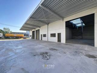 <u><strong>Benaderende bruto-AFMETINGEN: </strong></u><br />Magazijn: 245m² <br />2 private parkeerplaatsen<br /><br /><u><strong>AFWERKING:</strong></u><br />- Stalen constructie <br />- Gevelwanden in betonpanelen<br />- Gepolierde en gewapende betonvloer<br />- Luifel aan de voorkant !<br />- Geïsoleerd dak, bestaande uit steeldeck met grote centrale lichtstraat<br />- Geïsoleerde, elektrische sectionaalpoort (h: 4,5m; b: 4m)<br />- Afzonderlijke aluminium inkomdeur met raam, voorzien van aluminium schrijnwerk en hogerendementsbeglazing<br />- Twee stopcontacten + 1 drijfkracht<br />- Buitenverlichting<br />- Vrije hoogte 7m<br /><br /><u><strong>NUTSVOORZIENINGEN:</strong></u><br />Elektriciteit (63A) - stadswater (tussenteller)- regenwater.<br />Iedere unit heeft een afzonderlijke tussenteller (de eigenaar plaatst zonnepanelen en een batterij). <br />Er is een gescheiden rioleringsstelsel voorzien voor afvoer regenwater en afvalwater. Per unit is een afvoer voorzien voor sanitaire module.<br />Per 2 units is er een RW-put van 15.000 liter voorzien. Deze regenput is voorzien van een aanzuigleiding socarex (1 per unit), excl. pomp. <br /><br /><u><strong>OMGEVINGSWERKEN en TOEGANGSWEGEN</strong></u>:<br />Verharding in beton met een ruime doorrit van 12m breedte.  <br />Weegbrug aanwezig 3 x 18m.<br /><br /><u><strong>BESTEMMINGSMOGELIJKHEDEN:</strong></u><br />Zone voor milieubelastende industrieën.<br />Opslag, productie, bewerking en verwerking van goederen.<br /><br /><u><strong>LIGGING:</strong></u><br />De KMO-loodsen aan Kaaistraat 5 in Kerkhove (deelgemeente van Avelgem) liggen in de Scheldevallei, in een zone met (watergebonden) bedrijvigheid langs de rivier de Schelde. Vlakbij het rondpunt naar N8 (Oudenaardsesteenweg-Brugstraat) en N36 (Bruggesteenweg).<br />E17 bereikbaar binnen ca. 20 minuten rijden.<br /><br /><u>* Bijzonderheden:</u><br />- Geen gemene kosten !<br />- Mogelijkheid tot het plaatsen van een laadpaal op eigen kosten.<br />- Vermelde prijzen zijn excl. onroerende voorheffing (1m forfaitair), voorschot nutsen (€50/m) en BTW.<br />- Onze referentie op <strong>www.centro.be</strong>: <strong>P0497</strong> of contacteer ons op <strong>050 70 01 02</strong>.