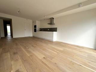 Subliem 1-slpk appartement voorzien van alle hedendaags comfort op een steenworp van Houtlaan, Ruggeveldlaan en vlotte verbinding naar Houtlaan en Zwarte Arend. Indeling: inkom met gastentoilet, een gezellige woon- en eetkamer met aansluitend een terras. Een open ingerichte keuken met voldoende bergkasten, een werkblad, kookplaat, spoelbak, dampkap, frigo, combi-oven. Daarnaast is er een aparte bergplaats met technische installatie en aansluiting voor een wasmachine. Er is een slaapkamer en een badkamer uitgerust met een ligbad, aparte douche en een meubel met lavabo. In de ondergrondse verdieping is er een autostaanplaats, mits meerprijs beschikbaar. Kortom een appartement met schitterende lichtinval, prettig aanvoelende ruimten en optimale indeling. Gunstige locatie langsheen Bisschoppenhoflaan, nabij het park, het openbaar vervoer en de verbindingswegen.