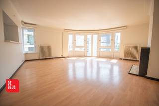 - Zeer lichtrijk<br />- Lateraal zeezicht<br />- Drie slaapkamers <br /><br />Geniet van het ultieme kustgevoel in dit lichtrijke appartement met lateraal zeezicht in het bruisende Oostende! Dankzij de vele raampartijen geniet u van een overvloed aan natuurlijk licht.<br />Toplocatie: pal aan het strand, op wandelafstand van hippe handels- en horecazaken, talrijke culturele hotspots en dichtbij het openbaar vervoer (trein, tram, bus). <br /><br />Indeling: inkomhal, lichtrijke en royale leefruimte, halfopen keuken met toegang tot terras, waar u geniet van lateraal zeezicht, nachthal met kastruimte, drie volwaardige slaapkamers, badkamer met ligbad en aansluiting wasmachine/ droogkast, toilet. <br />Privatieve kelderberging inbegrepen.<br />Gemeenschappelijke fietsenstalling aanwezig op het gelijkvloers. <br /><br />Mits enkele opfrissingswerken kan dit appartement opnieuw stralen!<br /><br />EPC: 192/kWh UC. 37537<br /><br />Contacteer ons voor meer info of een bezoek: Immo De Beus 059 510 300 <br /> 