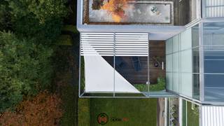 Vlakbij de Quartier Bleu en het centrum van Hasselt ligt deze mooie ruime loft met originele inrichting en afwerking.<br />Deze loft heeft een bewoonbare oppervlakte van 202 m2 met 2 grote terrassen van resp. 67 m2 en 32 m2.<br />De grote raampartijen aan de voor- en achterzijde zorgen voor een uitzonderlijke lichtinval.<br /><br />Gelegen op de eerste verdieping in de Residentie Blue Lofts. Deze loft is zeer rustig gelegen aan de zij- en achterkant van het gebouw met mooi zicht op groen.<br /><br />Mooie inkomhal met ingebouwde vestiaireruimte en apart toilet. Volledig uitgeruste maatkeuken met Miele toestellen: koelkast, diepvries, 2 ovens, ingebouwde koffiezet, vaatwasser, inductiekookplaat en dampkamp.<br />Zeer grote leefruimte met centraal een volledig met leder beklede box met daarin de masterbedroom met dressing en ensuite badkamer. Deze is zeer mooi afgewerkt met inloopdouche en stoomcabine. De box is volledig afsluitbaar van het woongedeelte en heeft ook een aparte toegang vanuit de hal.<br /><br />Zowel aan de linker- als rechterzijde van de loft zijn er verschillende bergruimtes voorzien, allen weggewerkt achter een met leder beklede wand.<br /><br />Er is meer dan voldoende ruimte om een tweede slaapkamer te voorzien mits eenvoudige aanpassing. Er zijn wachtbuizen voorzien onder de vloer. <br /><br />Zeer ruim zuidelijk geörienteerd terras van 67 m2 aan de leefruimte met zicht op groen en het tweede terras heeft een oppervlakte van 32 m2 en ligt aan de achterzijde.<br /><br />De loft is instapklaar en werd ingericht met kwalitatieve design materialen.<br /><br />Er is een dubbele afgesloten garage beschikbaar. Mogelijkheid om slechts 1 parkeerplaats aan te kopen. Meer info hierover via kantoor.<br /><br />Benieuwd naar dit pareltje? Contacteer ons voor een bezoek ter plaatse - 011/23 11 01 - info@optie-m.be<br /><br /><br /><br /> 