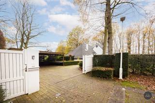 In de prestigieuze villawijk De List te Schoten bevindt zich deze uitzonderlijke woning op een royaal perceel van 17 are aan het einde van...