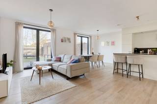 <p>Ontdek dit <strong>hoogwaardig afgewerkt nieuwbouwappartement </strong>in residentie Klaverhof, rustig gelegen nabij het centrum van Vosselaar en met vlotte verbindingen naar omliggende gemeenten.</p><p>Het appartement heeft een<strong> bewoonbare oppervlakte van 100,87 m²</strong> en beschikt over een <strong>ruim terras van 22,28 m².</strong></p><p>Bij het betreden van het appartement komt u in een ruime inkomhal met apart toilet. Van hieruit bereikt u de lichtrijke leefruimte, waar grote raampartijen zorgen voor een aangenaam zicht op de tuin en het terras. De open keuken sluit naadloos aan op de leefruimte en is volledig uitgerust met<strong> kwalitatieve toestellen</strong>, waaronder een inductiekookplaat, dampkap, vaatwasser, ingebouwde koelkast, combi-oven en lavabo. Verder beschikt de keuken over een aparte berging met aansluiting voor was- en droogmachine. Het appartement beschikt over twee slaapkamers en een stijlvolle badkamer voorzien van inloopdouche, ligbad en wasmeubel.</p><p>Mogelijkheid tot aankoop aan 6% btw-regeling (onder voorwaarden).</p><p>Dit appartement is <strong>per direct beschikbaar</strong>!</p><p>Extra:<br />- Energiezuinige nieuwbouw (E-peil < 40)<br />- Ventilatiesysteem D<br />- Vloerverwarming<br />- Aankoop van autostaanplaats en kelderberging verplicht!<br />- Prijs exclusief notariskosten en BTW! <br />- P-score A, G-score A <br />- Woongebied, Vg, Gvv, Gvkr, Gmo<br />- Niet opgenomen in het maatregelenregister</p><p>Voor meer info ga naar www.coenenvastgoed.be of bel 03/375.82.92</p>