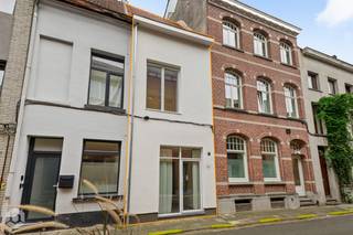 De recent gerenoveerde woning bevindt zich op een uitstekende locatie nabij het centrum van Mechelen en Dijle. U bevindt zich hier in een rustige straat, op wandelafstand van winkels, sportmogelijkheden, eet-en drankgelegenheden, scholen en het openbaar vervoer. <br /><br />We betreden de woning via de inkomhal. De knappe open keuken is meteen de eye-catcher en is voorzien van de voornaamste toestellen. Aansluitend heeft u de lichtrijke eetkamer, van daaruit heeft u toegang tot de stadstuin. Verder beschikt u op het gelijkvloers over een bureau met heel wat opslagmogelijkheden . Op de eerste verdieping heeft u toegang tot de gezellige woonkamer en badkamer, uitgerust met een douche, toilet en dubbele lavabo. Daarnaast heeft u hier ook aansluiting voor wasmachine en droogkast. Ten slotte zijn er op de tweede verdieping 2 slaapkamers, waarvan één met aansluitend een ruim terras. Hier heeft u uitzicht op de Sint-Romboutskathedraal. <br /><br />De woning is onmiddellijk beschikbaar.<br /><br />U dient een bezoekaanvraag in te dienen via het zoekertje op onze website via de knop "vraag bezoek aan".<br /><br />Dit is een uitstekende opportuniteit als u op zoek bent naar een woning met stadstuin tuin op een rustige locatie in centrum Mechelen. Contacteer ons voor meer informatie of neem een kijkje op www.boonstravastgoed.be. <br /><br />Bijzonderheden:<br />- Stadstuin<br />- Uitstekende locatie<br />- Terras met mooi uitzicht