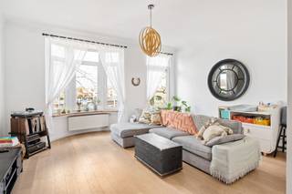 <p><span>Achter deze authentieke en charmante gevel schuilt een verrassend ruime woning die in 2015 volledig werd </span><span>gerenoveerd</span><span>. Dankzij het </span><span>EPC-label B</span><span> en de </span><span>conforme elektrische keuring</span><span> geniet je hier van een energiezuinige en zorgeloze thuis.</span></p><p><span>De huidige indeling met </span><span>twee volwaardige leefentiteiten</span><span> maakt deze woning bijzonder veelzijdig en </span><span>flexibel</span><span> in gebruik. Ze leent zich perfect voor </span><span>kangoeroewonen, inwonende familie of een groot samengesteld gezin</span><span>, maar biedt tegelijk interessante mogelijkheden voor wie </span><span>wonen en werken</span><span> wil combineren.</span></p><p><span>De gelijkvloerse verdieping werd vandaag ingericht als volwaardige woonentiteit en beschikt over een gezellige woonkamer met open keuken, 1 à 2 slaapkamers, een badkamer en een aparte berging. Dankzij deze praktische indeling kan deze verdieping echter ook perfect dienen als praktijkruimte, kantoor of ruimte voor een vrij beroep aan huis. De verschillende ruimtes laten een flexibele invulling toe, afgestemd op de eigen noden en activiteiten. De renderbeelden illustreren één van de vele mogelijke inrichtingen van het gelijkvloers.</span></p><p><span>Extra troef is de aangename </span><span>zuidoostgerichte koer</span><span>, waar je in alle rust van de zon kan genieten. Achteraan bevindt zich bovendien een ruime </span><span>garage/polyvalente ruimte</span><span>, ideaal als hobbyruimte, atelier, opslagplaats of bijkomende werkruimte.</span></p><p><span>Op de eerste verdieping geniet je van een lichtrijke woonkamer met open, volledig uitgeruste keuken en directe toegang tot het zonnige zuidoostgerichte terras. De tussenverdieping omvat een moderne badkamer en een afzonderlijk gastentoilet. Op de bovenverdieping bevinden zich drie volwaardige slaapkamers.</span></p><p><span>Daarnaast beschikt de woning over een ruime </span><span>kelder</span><span>, bijzonder praktisch als extra stockage-, was- of voorraadruimte.</span></p><p><span>Gelegen in de gegeerde Kruishofstraat in Wilrijk bevindt deze woning zich nabij winkels, scholen, openbaar vervoer, belangrijke invalswegen en Antwerpen centrum.</span></p><p><span>Kortom: een instapklare en veelzijdige woning met karakter, ruimte en een flexibele indeling, ideaal voor wie comfortabel wil wonen met extra mogelijkheden op het gelijkvloers.</span></p>
