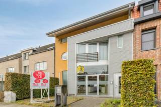 Ruime kantooroppervlakte (120 m²): Functioneel verdeeld over verschillende verdiepingen. Dit biedt tal van mogelijkheden voor het creëren van een apart onthaal, discrete spreekkamers of afzonderlijke burelen.<br /><br />Extra stockage (45 m²): Een zeer ruime kelder die perfect dienstdoet als archiefruimte of stockageruimte voor uw voorraad of materiaal.<br /><br />Het pand is uitgerust met centrale verwarming op gas én beschikt over een airconditioningsysteem om ook tijdens warme zomerdagen een aangenaam werkklimaat te garanderen.<br /><br />Aan de achterzijde bevindt zich een gezellig eigen koertje. Aan de voorzijde beschikt het pand over een voortuin, ideaal voor het comfortabel plaatsen van fietsen voor uzelf of uw cliënteel.<br /><br />Huurwaarborg: 3 maanden huur.<br />Onroerende voorheffing: Ten laste van de huurder (eenvoudig verrekend op basis van het reële jaarlijkse aanslagbiljet).<br /><br />Nutsvoorzieningen: Volledig onafhankelijk dankzij eigen tellers voor de verbruikscontracten (water, gas, elektriciteit). U kiest zelf uw leveranciers.<br /><br />Kortom: een instapklaar en strategisch gelegen pand met een waaier aan mogelijkheden.<br /><br />Interesse? Neem vandaag nog contact met ons op voor meer informatie of om een bezoek in te plannen!