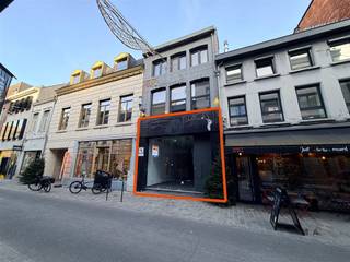 Ontdek dit pand met mogelijkheden. Dit instapklare handelsgelijkvloers combineert zichtbaarheid en veelzijdigheid op een topligging, recht...