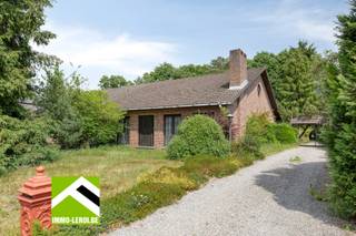 In een rustige woonwijk in Genk treffen we deze ruime gezinswoning op een perceel van maar liefst 1.515m². Met een bewoonbare oppervlakte van 279...