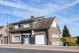 <strong>Degelijke woning met veel potentieel en prachtig uitzicht in Ruien - Grote Herreweg 240 te Kluisbergen</strong><br />Vlak bij het centrum van Ruien, een deelgemeente van Kluisbergen, bevindt zich deze bijzonder degelijke woning met tal van renovatiemogelijkheden. Dankzij het prachtige uitzicht over de omliggende velden, met zicht op de Kwaremont en het Kluisbos, geniet u hier van een unieke woonomgeving.<br /><br /><strong>Indeling</strong><br />Op het gelijkvloers vindt u een inkomhal met afzonderlijk toilet, een ruime leefruimte, een keuken en een garage.<br />De eerste verdieping beschikt over drie slaapkamers en een badkamer. Daarnaast biedt de woning twee zolderruimtes en een droge kelder, ideaal als extra bergruimte.<br />De mooie tuin met weids uitzicht vormt een heerlijke plek om volledig tot rust te komen.<br /><br /><strong>Troeven</strong><br />Zeer degelijke constructie<br />Veel renovatie- en inrichtingsmogelijkheden<br />Drie slaapkamers<br />Garage, twee zolderruimtes en een droge kelder<br />Mooie tuin met prachtig uitzicht<br />Gunstige ligging vlak bij het centrum van Ruien<br />Bent u op zoek naar een solide woning die u volledig naar eigen smaak kunt renoveren? Dan is dit pand beslist een bezoek waard.<br />Interesse? Neem contact op met Jens via 0488 98 13 30 of jens@immoboss.be.