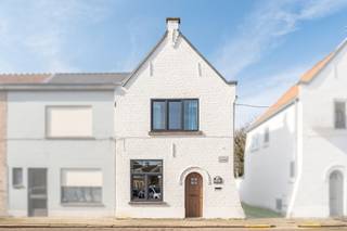 Te koop: karaktervolle halfopen woning in de Roskotstraat, Zele, gelegen in een rustige woonkern nabij scholen, openbaar vervoer en invalswegen.Deze...