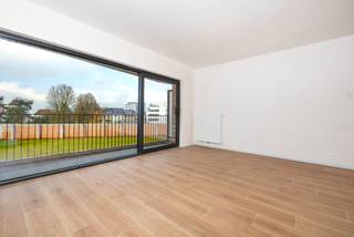 <p>Prachtig geschilderd appartement met 3 slaapkamers van 107 m² + groot terras in Agatha Garden. Het appartement heeft 3 grote slaapkamers en 2 mooie badkamers. EPC A/B+, 80% minder verbruik in vergelijking met een appartement van 20 jaar oud. Kelder voor € 5.000 en parkeerplaats optioneel. Verkoop onderworpen aan btw en registratierechten. MOGELIJKHEID VAN 6%.</p>