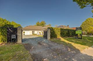 <p><span>Charmante opgefriste laagbouwvilla met zonnige tuin en uitzonderlijke bergruimte in Kontich</span></p><p><span> </span></p><p><span>Op zoek naar een instapklare woning met ruimte, licht én tal van mogelijkheden? Deze verzorgde laagbouwvilla op een gunstige ligging langs de Mechelsesteenweg in Kontich heeft alles in huis om comfortabel te wonen én te werken.</span></p><p><span> </span></p><p><span>Bij het betreden van de woning valt meteen de lichtrijke en ruime leefruimte op, waar grote raampartijen zorgen voor een aangename sfeer en een mooi zicht op de voortuin. Aansluitend bevindt zich de praktische keuken, voorzien van voldoende werkruimte en een extra berging – ideaal voor voorraad en extra huishoudtoestellen.</span></p><p><span>De woning beschikt over twee slaapkamers en een vernieuwde badkamer. Bovendien zijn er twee aparte toiletten aanwezig.</span></p><p><span> </span></p><p><span>Extra troeven zijn de inpandige garage met handige inbouwkasten en een aparte technische ruimte. </span></p><p><span>Buiten geniet je van een ruime oprit en een bijkomende dubbele garage met extra berghok – perfect voor wie meerdere wagens, werkmateriaal of hobby-uitrusting heeft.</span></p><p><span> </span></p><p><span>De westelijk georiënteerde tuin vormt een heerlijke plek om te ontspannen en te genieten van de namiddag- en avondzon. Daarnaast is er nog een extra ruime bergruimte naast de woning, wat deze eigendom bijzonder geschikt maakt voor hobbyisten of zelfstandigen die nood hebben aan veel opslagruimte.</span></p><p><span> </span></p><p><span>Kortom, een veelzijdige woning met tal van mogelijkheden op een vlot bereikbare locatie.</span></p><p><span> </span></p><p><span>Interesse? Plan vandaag nog je bezoek en ontdek zelf de troeven van deze unieke eigendom!</span></p><p><span>Sven@home4you.be</span></p><p><span>0478240853</span></p>