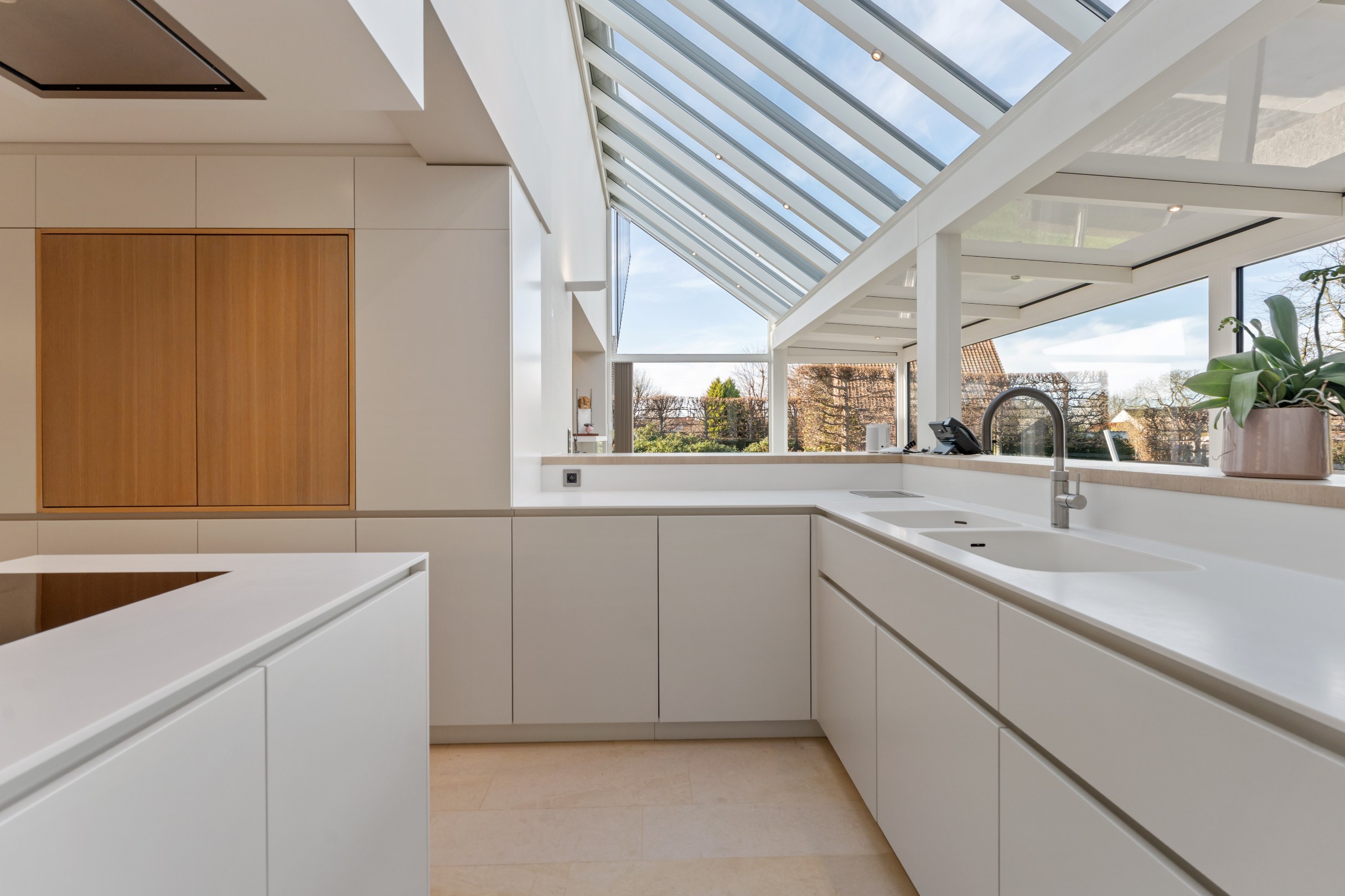 Spacious high-end villa with practice space and beautiful garden. - photo 4