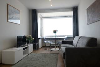 Prachtig gelegen gemeubelde studio met frontaal zeezicht in het centrum van Oostende. De studio is in een prachtige staat gerenoveerd en is onmiddellijk vrij.<br />Gelegen op de vijfde verdieping. De algemene kosten komen op € 75 voorschot per maand en een voorschot van € 75 per maand voor het water en de verwarming. Vraag gerust een bezoekje aan.