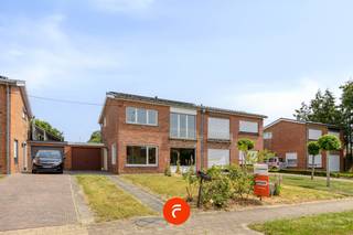 Verder af te werken woning met tuin en garage. Gelegen in de uiterst rustige en gezinsvriendelijke Kollegewijk met een vlotte verbinding naar de belangrijkste invalswegen. Gelegen op een perceel van 401 m2. Mooie voortuin met oprit naar de ruime garage. Binnenin als volgt ingedeeld: Inkomhal met apart toilet, lichtrijke woonkamer, volledig ingerichte keuken en eetplaats met zicht op de tuin. Droge voorraadkelder. Boven zijn 3 volwaardige slaapkamers en een vernieuwde badkamer. Mooi afgesloten tuin achteraan met ruim tuinhuis. Het huis vraagt verdere afwerking maar is voorzien van vernieuwd pvc-schrijnwerk met dubbele beglazing, dak-en spouwmuren zijn geïsoleerd, warmtepompboiler, 18 zonnepanelen,...<strong>EPC-label D (geen renovatieplicht).Mits centrale verwarming te voorzien wordt direct een EPC-label B gehaald!</strong> Momenteel individuele verwarming op aardgas.