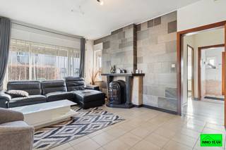 +++ Ijzerenwegstraat 11, 9473 Welle +++<br /><br />Ruime 3-gevelwoning met veel potentieel, rustig gelegen in een doodlopende straat in een groene omgeving te Welle. Deze woning combineert rust, ruimte en een goede bereikbaarheid. Dankzij de gunstige ligging geniet u van een vlotte verbinding richting Aalst en Brussel, terwijl het <strong>station</strong> <strong>zich in de nabije omgeving bevindt.</strong> Met een <strong>mobiscore van 8,0/10</strong> woont u hier rustig en toch vlot bereikbaar.<br /><br />Bij het betreden van de woning komt u in de inkomhal die toegang geeft tot de verschillende leefruimtes. Aansluitend bevindt zich de eetkamer, die overgaat in de woonkamer en de keuken. Daarnaast beschikt de woning over een tweede, ruime leefruimte die reeds werd gerenoveerd en geniet van een aangenaam zicht op de tuin en veel lichtinval.<br /><br />Op het gelijkvloers bevindt zich ook een slaapkamer of gastenkamer met aansluitende badkamer, <strong>ideaal voor wie gelijkvloers wil wonen. </strong>Verder is er een praktische bergkelder.<br /><br />Op de eerste verdieping bevinden zich twee slaapkamers met een dressing of kinder-/bureauruimte.<br /><br />De zolder, bereikbaar via een <strong>vaste trap</strong>, werd ingericht als extra slaapkamer met <strong>eigen badkamer (douche en toilet)</strong>, ideaal als master bedroom.<br /><br /><strong>Elektriciteit conform. 14 zonnepanelen, thuisbatterij (5kWh) en warmtepomp aanwezig. (Installatie van 2025) </strong><br /><br /><strong>Info of bezoek: 0478/05 90 69 – info@immoteam.be</strong>
