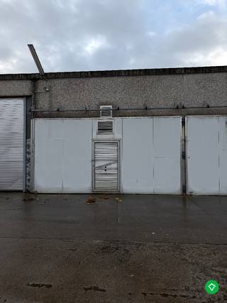 Deze loods / magazijn heeft een oppervlakte van 100m², gelegen langs de Wikkelaarstraat te Vladslo (Diksmuide). <br /><br />Het magazijn kan dienst doen voor opslagruimte. Elektriciteit voorzien. Onmiddellijk beschikbaar. <br /><br />Afmetingen loods 10 m x 5m<br />Mogelijkheid om meerdere loodsen te huren. <br /><br />Huurprijs: 350 euro (+ 21% BTW) per maand