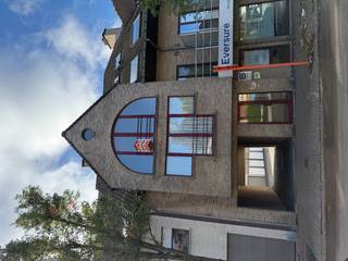 Appartement gelegen in Evergem, op 't Hoeksken. Op de 2de verdieping met een ruime living, een moderne &amp; nieuwe keuken, badkamer, toilet, 2 slaapkamers,, afzonderlijke garage. Achteraan is er nog een terras.<br /><br />Er is een lift in het gebouw, de keuken is nu nieuw geplaatst, voorzien van toestellen. <br /><br />Wenst u deze woning te bezichtigen? Reserveer dan uw tijdslot op het beschikbare bezoekmoment via onze website (immovercruysse.be > te huur > ga naar dit pand > klik op de knop "plan uw bezoek" > reserveer het gewenste tijdslot).<br />Graag ook pas kandidaat stellen na het bezichtigen.