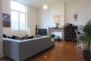 GENT - Smidsestraat 45: Op zoek naar een gezellig appartement nabij Sint-Pietersstation te huur in Gent? Dan is dit pand mogelijk iets voor u. De...