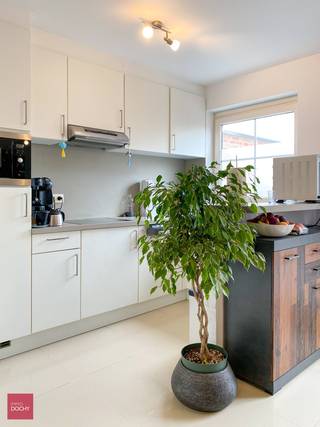 Heel verzorgde woning bestaande uit een inkomhall, living, keuken met berging, 3 slaapkamers, badkamer, grote hobbyzolder (extra slaapkamer), terrastuin met degelijke tuinberging.