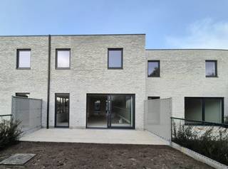 Bent u opzoek naar een strakke gesloten totaal afgewerkte (incl. tuin en terras) comfortabele nieuwbouwwoning met 3 slaapkamers, zuid-gerichte...