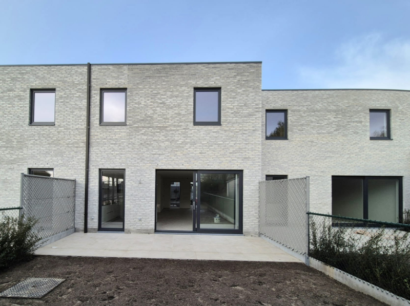 Hooglede: gesloten nieuwbouwwoning met 3 slaapkamers, zuid-gerichte tuin, carport en berging op een perceel van 169 m², centrale ligging - foto 1