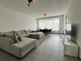 Surf naar www.abricasa.be en plan jouw verkoopafspraak in samen met onze digitale assistente Alice! Ontdek dit gezellig te maken appartement op de bovenste verdieping, waar licht, rust en comfort centraal staan. Dankzij de grote raampartijen baadt de woonkamer in natuurlijk daglicht en geniet je van een aangenaam open gevoel. De leef- en eetruimte vormen samen het hart van het appartement. De keuken bevindt zich naast de woonkamer. Centraal gelegen treft u de betegelde douche kamer, voorzien van lavabo, toilet en plaats voor was/droogkast..Achteraan bevinden zich de 2 slaapkamers. Via de kleine slaapkamer kom je tot de bijzonder troef: een terras over de volledige breedte van het appartement.Extra berging in de kelder. Alles op eigen meter. Zorgeloos parkeren kan je in de achterliggende garagebox: exclusief in de verkoopprijs 19.500 euroEen ideale opportuniteit voor wie op zoek is naar een klein gebouw zonder lift, een lichtrijk appartement met uitzicht op het groen, twee slaapkamers en een gezellig terras. Abricasa – Vastgoed voor generaties: Jouw vastgoedpartnerWil je jouw eigendom verkopen of zoek je een vastgoedmakelaar voor verhuur of beheer?Abricasa biedt persoonlijke begeleiding bij al uw vastgoedvragen, van begin tot eind. Leer ons kennen!