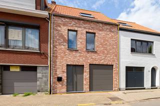 Koop aan 6% BTW* - Deze ruime, energiezuinige woning is gelegen in een doodlopende straat op wandelafstand van het centrum van Hoevenen. Winkels, scholen en openbaar vervoer bevinden zich allen in de nabije omgeving en ook de centra van Kapellen en Stabroek zijn slechts enkele kilometers van het pand verwijderd. De woning werd recent gebouwd in 2025, voldoet aan de huidige bouwnormen en kan genieten van een moderne uitstraling en een hoogwaardige afwerking. Zo werd het pand uitgerust met een ventilatiesysteem, is het voorzien van 7 zonnepanelen en profiteert het van een super gunstig EPC-label A. Binnenkomen doet u via een ruime, aparte inkomhal op een tijdloze tegelvloer. Vanuit de inkomhal loopt u door naar de woonkamer, dewelke samen met de eetkamer en de keuken één gigantische leefruimte vormt. Daglicht valt hier overvloedig binnen via een lichtkoepel en een groot schuifraam richting de tuin. Op de vloer ligt een mooie keramische tegel met parket-look, dewelke de ruimte een extra gezellige uitstraling geeft. De open keuken werd tevens voorzien van alle hedendaags comfort. Verder vindt u op het gelijkvloers nog een inpandige garage met automatische poort en een apart gastentoilet. De houten trap in de inkomhal leidt naar de 1e verdieping waar u de 1e erg grote slaapkamer, een apart toilet, een praktische berging/wasplaats en een luxueuze badkamer met ligbad, inloopdouche en dubbele wastafel met meubel kan terugvinden. Via een volwaardige trap bereikt u verder nog de 2e verdieping, waar zich nog eens 2 riante slaapkamers bevinden. Het perceel heeft een totale oppervlakte van 238m². De toffe, volledig omheinde tuin is erg netjes aangelegd met een terras en is west georiënteerd, waardoor u er de hele namiddag/avond heerlijk van het zonnetje kan profiteren. Uw wagen kan u makkelijk parkeren in de inpandige garage. <br />*Contacteer één van onze medewerkers voor meer info over de voorwaarden!